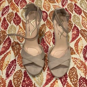 Never worn Nina nude pumps with side detail size 9